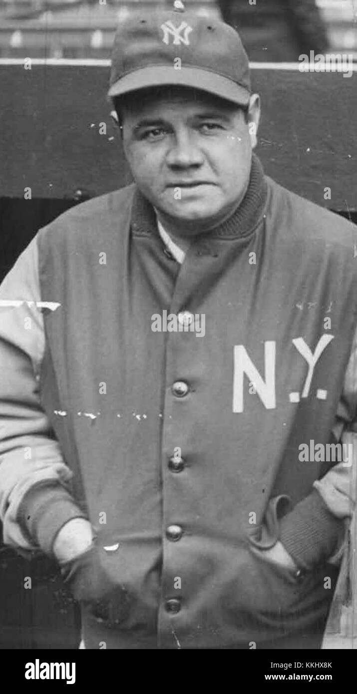 Babe Ruth, l'une des figures les plus emblématiques du baseball, figure sur cette image de 1930. Connu pour son incroyable capacité de frappe, Ruth a révolutionné le jeu du baseball au début du XXe siècle. Banque D'Images