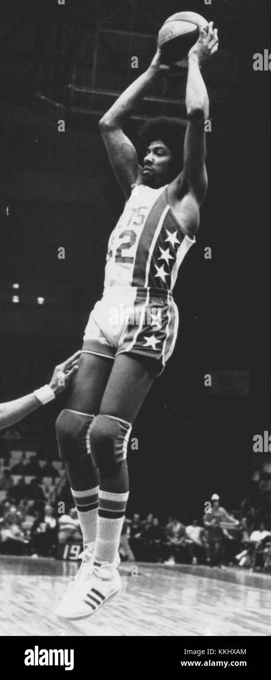 Julius 'Dr J' Erving, l'un des plus grands joueurs de basket-ball de tous les temps, est photographié pendant son temps avec les nets du New Jersey. La carrière d'Erving dans la NBA est réputée pour son athlétisme, sa capacité de marquer et sa contribution au développement du basket-ball moderne. Banque D'Images