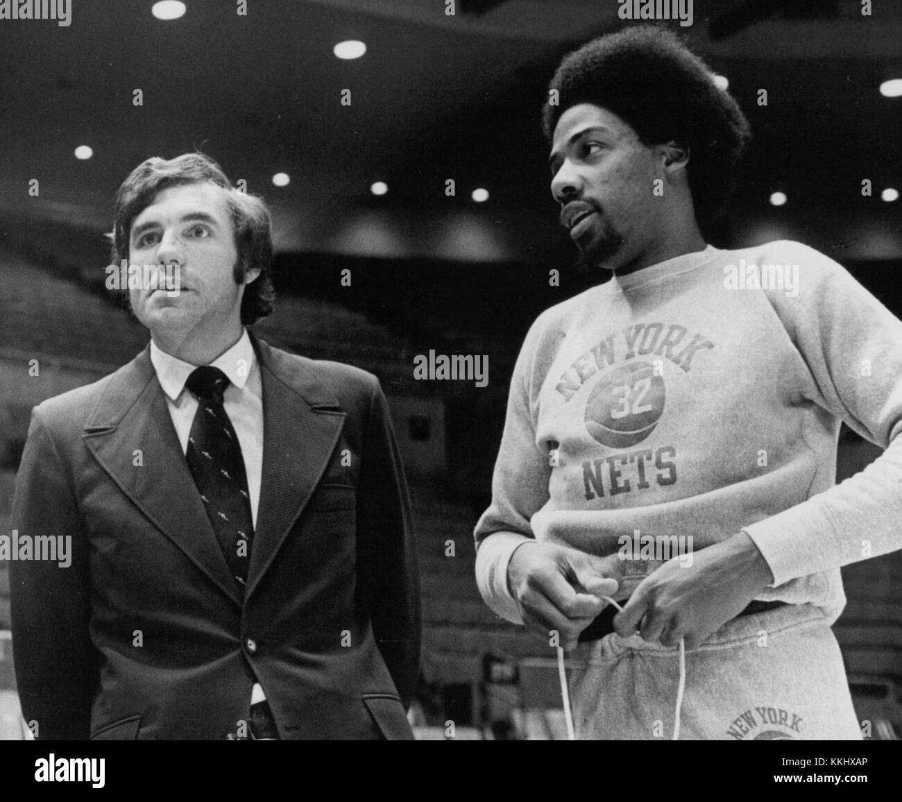 Cette image montre deux joueurs de basket-ball légendaires, Dave DeBusschere et Julius Erving. DeBusschere, connu pour ses prouesses défensives, a joué pour les Knicks de New York, tandis qu'Erving, également connu sous le nom de « Dr J », a révolutionné le jeu avec son style de haut vol et a été une figure importante à la fois en NBA et en ABA. Banque D'Images
