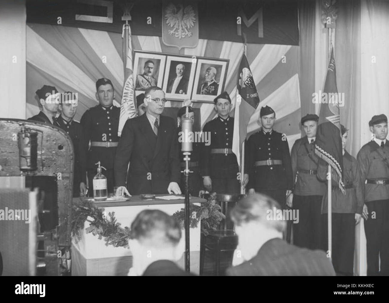 Le *OZN Wenda* est probablement un navire, peut-être de la fin des années 1930, ce qui suggère son importance historique dans l'histoire maritime. La référence à 1938 indique le calendrier de sa construction ou de son service actif, ce qui contribue à notre compréhension de l'histoire navale ou marchande de la période. Banque D'Images