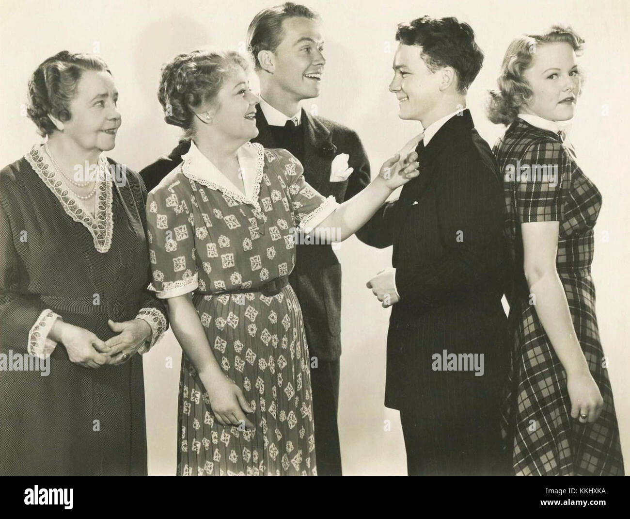 On Their Own (1940) est une image fixe du film, représentant un moment de l'intrigue. Le film raconte l'histoire d'individus confrontés à des défis et leur voyage à travers l'adversité. Banque D'Images