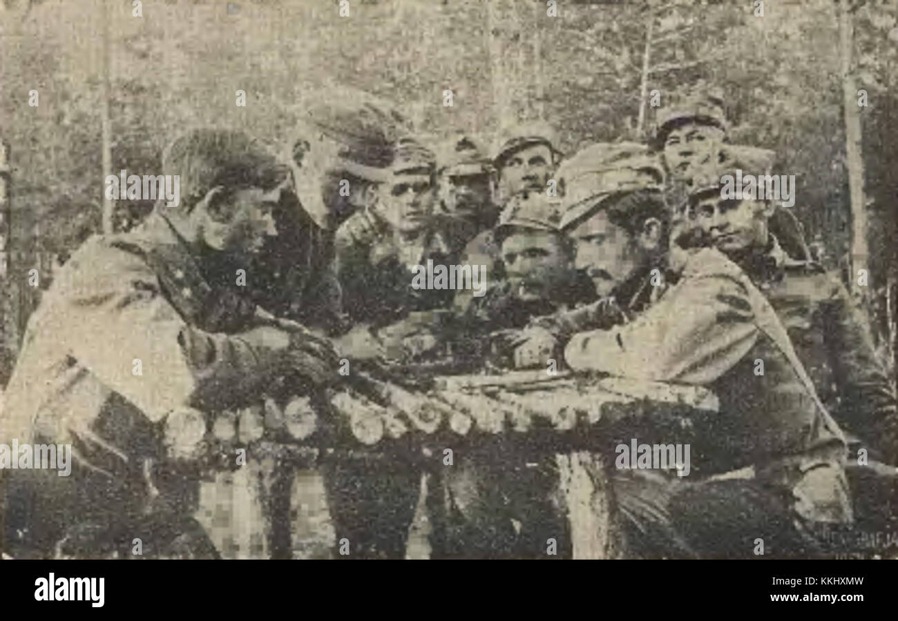 Une photographie de 1916 représentant des soldats du 4e régiment d'infanterie (Legioniści) des légions polonaises jouant aux échecs. L'image capture un moment de loisir pendant la première Guerre mondiale Banque D'Images