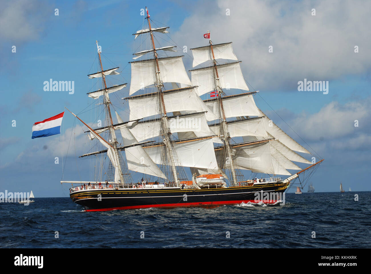 Le Stad Amsterdam est un grand voilier hollandais du XVIIIe siècle, connu pour son rôle historique dans le commerce et l'exploration. Il symbolise l'histoire maritime néerlandaise à l'époque de la voile. Banque D'Images