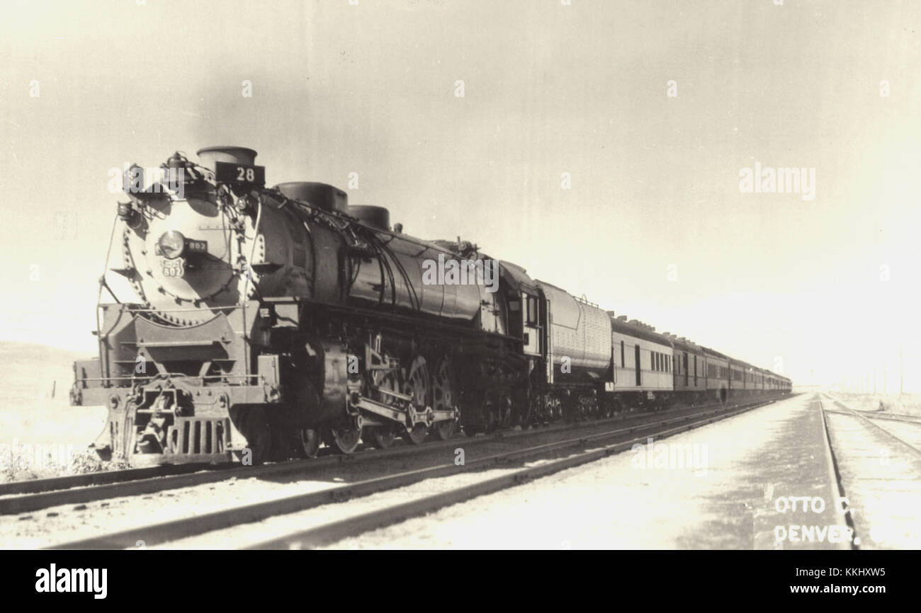 Photographie aérienne capturant le pont de Tallulah Falls enjambant la rivière Tallulah, avec le lac environnant visible, situé le long de la U.S. Highway 23 près de Clayton, Géorgie. L'image offre une vue claire de la structure du pont et du paysage naturel de la région. Banque D'Images