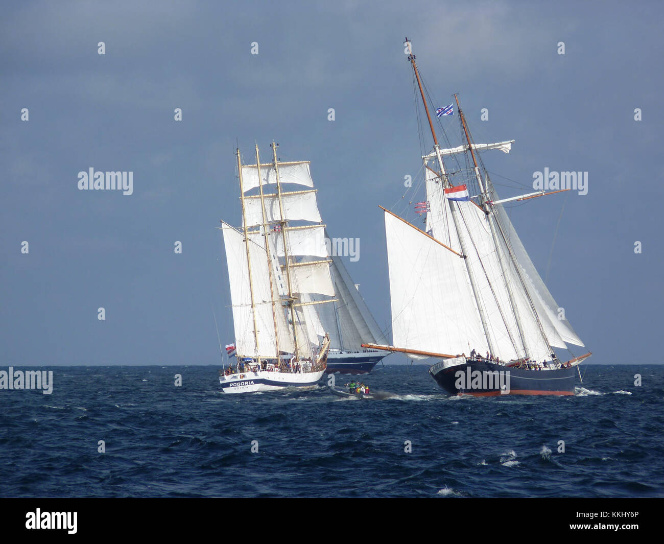 Pogoria13 est un yacht notable ou un événement de voile, impliquant la compétition ou les loisirs, avec un accent sur les compétences de voile et les sports maritimes. Banque D'Images