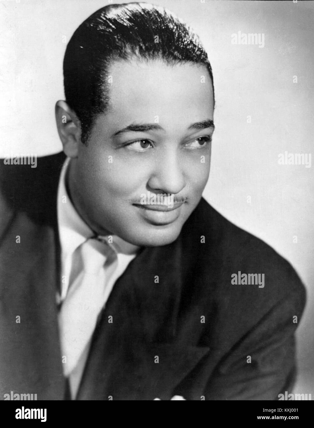Cette photographie de 1946 montre Duke Ellington, musicien de jazz et chef d'orchestre américain légendaire. Connu pour ses contributions uniques à la musique jazz, Ellington est vu diriger son orchestre lors d'une performance. Banque D'Images