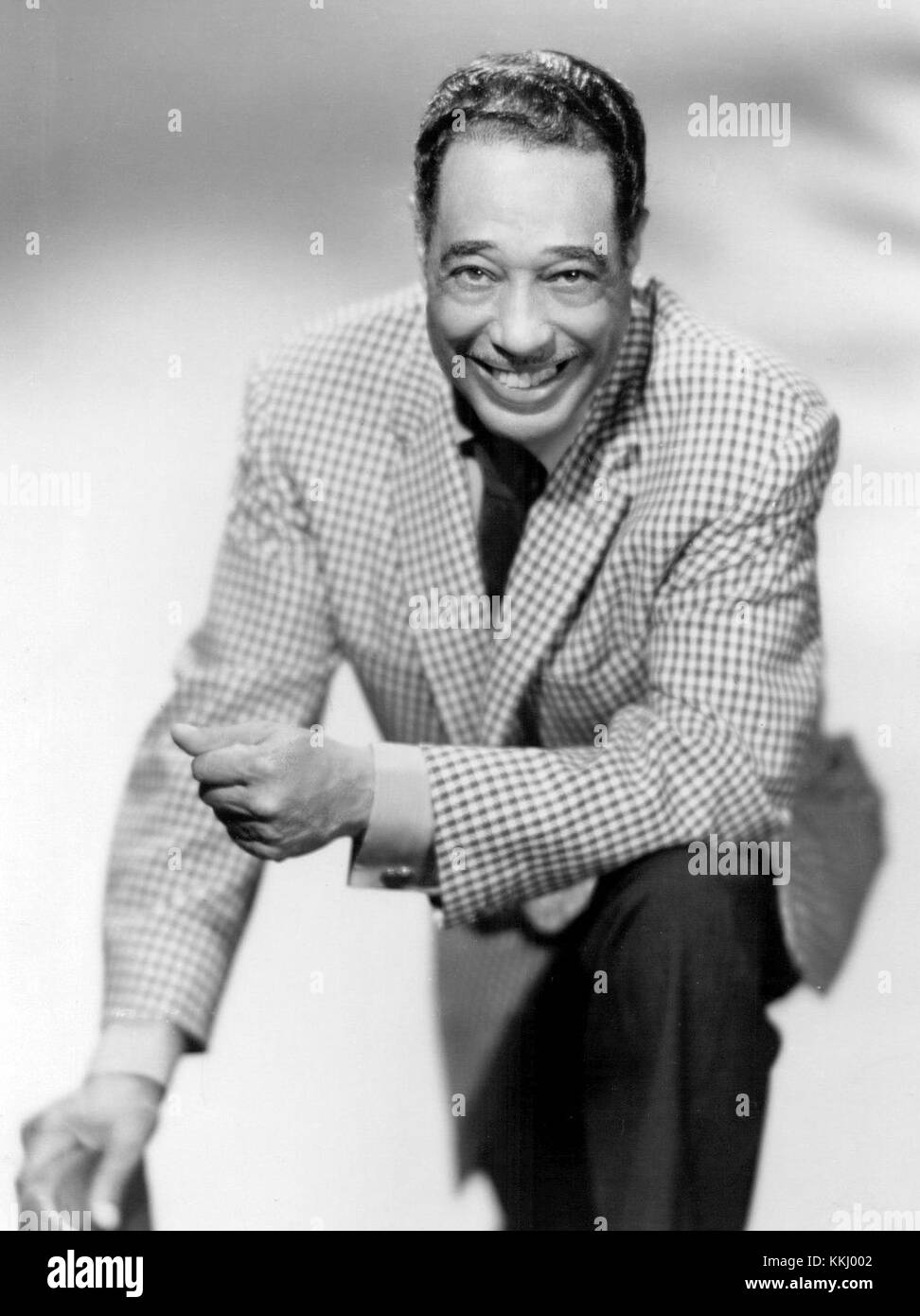 Une photographie de Duke Ellington, le légendaire musicien de jazz américain, prise en 1964. Ellington est célèbre pour ses compositions et ses contributions à la musique jazz au cours du XXe siècle. Banque D'Images