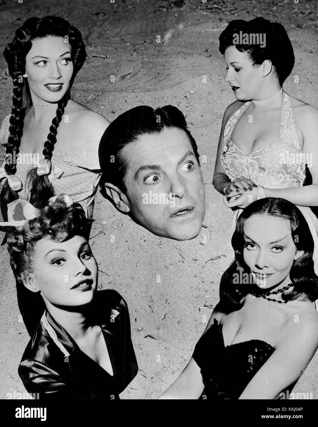 *My Hero* est un film américain de 1952 qui présente une intrigue comique entourant les tentatives humoristiques d’un homme d’être un héros dans diverses situations. Le film fait partie du genre comédie américaine. Banque D'Images