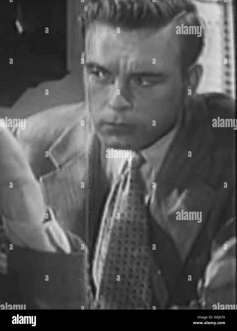 Scott Brady joue dans le film de 1950 *Port of New York*. Le film est un drame criminel qui plonge dans la vie des enfers criminels de New York, avec Brady jouant un rôle clé. Banque D'Images