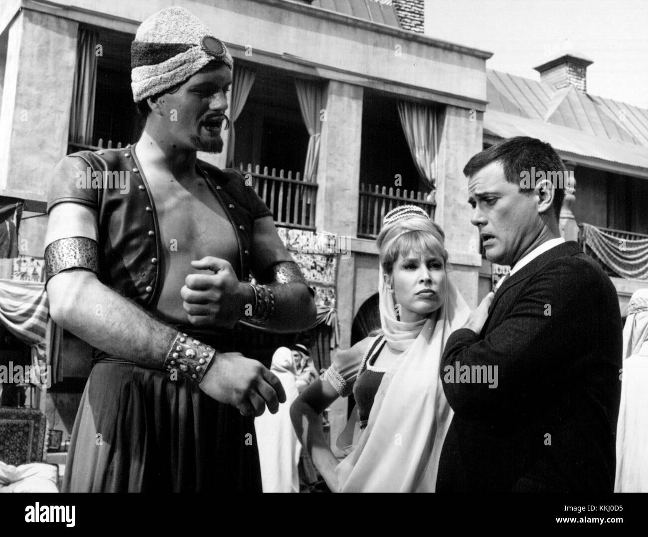 Barbara Eden et Larry Hagman, stars de la populaire émission télévisée de 1965 'I Dream of Jeannie', connues pour leurs rôles emblématiques de Jeannie et Major Nelson. Banque D'Images