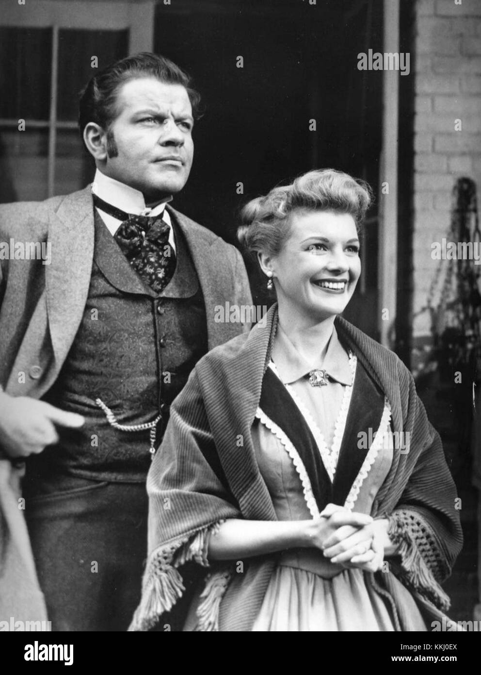 Sean McClory et Nan Leslie étaient des acteurs de premier plan dans la série télévisée américaine des années 1950 'The Californians', qui dépeignait la vie pendant la ruée vers l'or en Californie. Banque D'Images