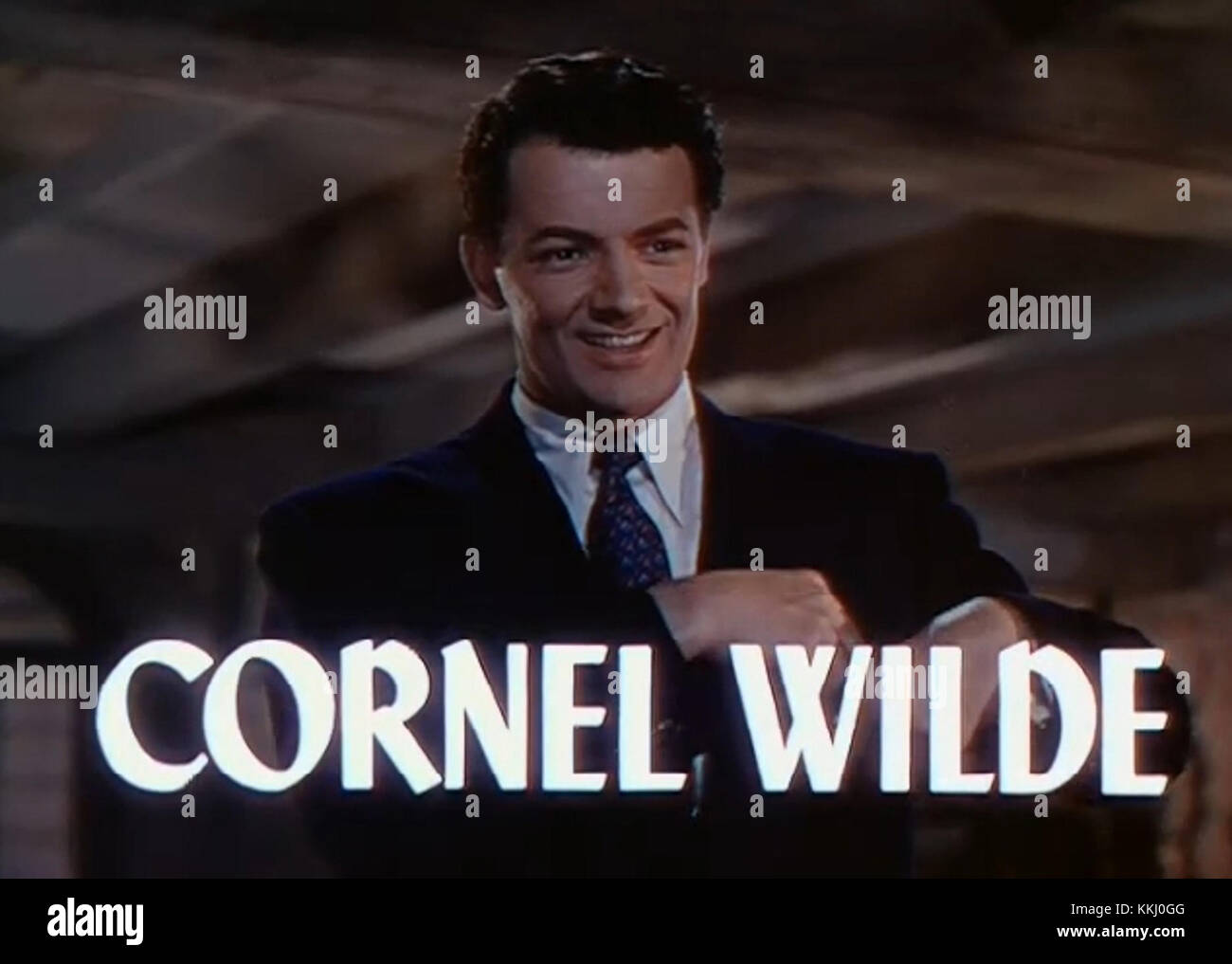 Cette image est une capture d'écran de la bande-annonce 1945 du film *Leave Her to Heaven*, mettant en vedette l'acteur Cornel Wilde. Le film est un thriller psychologique qui se concentre sur l'amour obsessionnel et la jalousie. Le rôle de Wilde dans le film a contribué à sa tension dramatique et à sa dynamique complexe de personnages, le marquant comme un classique du genre. Banque D'Images