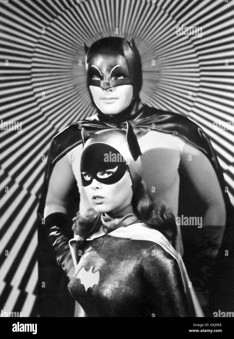 Adam West, dans le rôle de Batman, et Yvonne Craig, dans le rôle de Batgirl, sont représentés dans cette image de la série télévisée emblématique Batman de 1967. Le spectacle a donné vie aux célèbres personnages de bandes dessinées avec un style campy unique. Banque D'Images