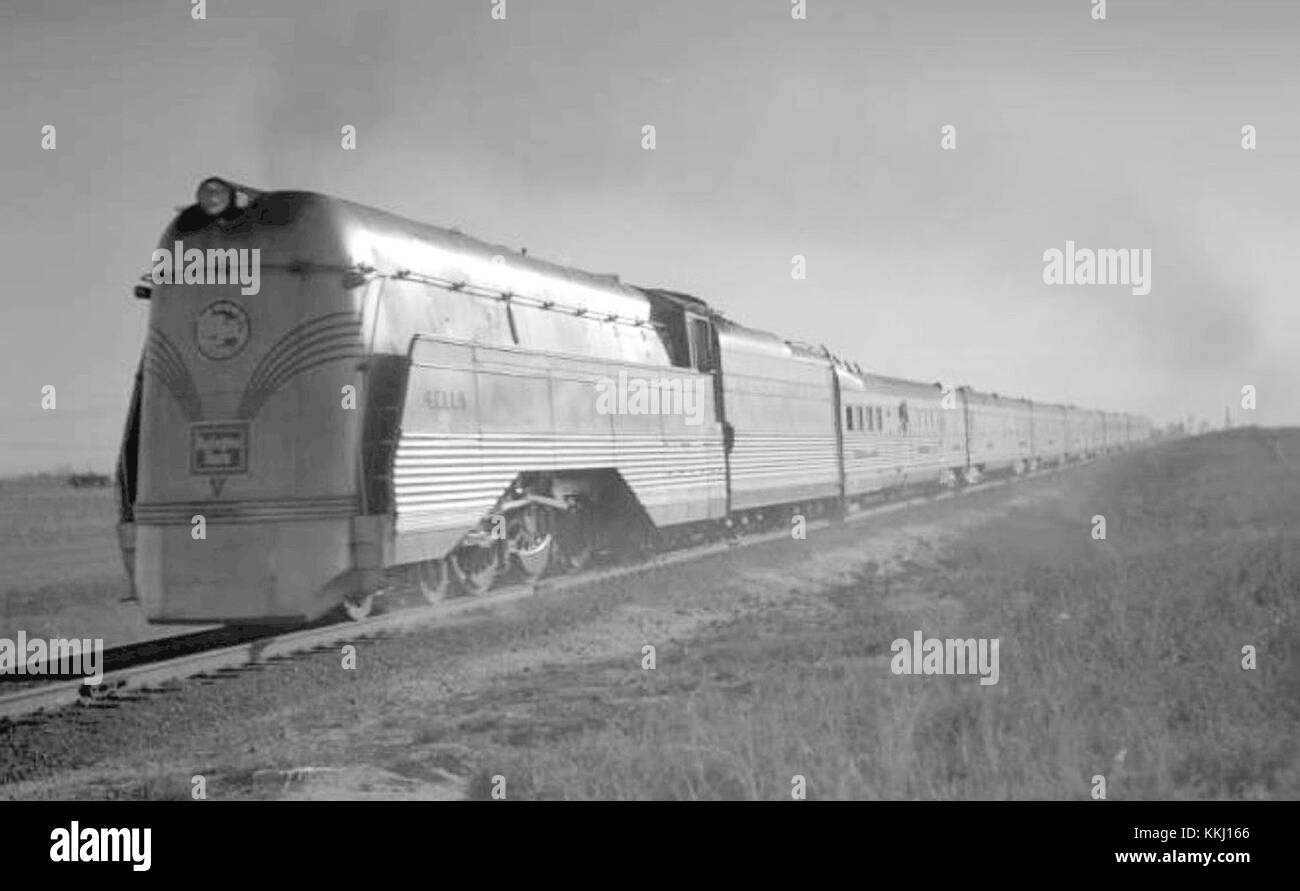 Photographiée en 1938, la locomotive Aeolus était à la tête du Denver Zephyr, l’un des trains emblématiques de l’histoire américaine, connu pour sa vitesse et son design innovant au début du XXe siècle. Banque D'Images