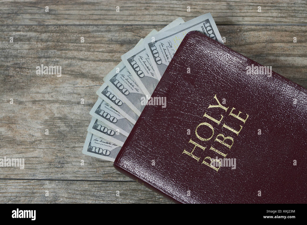 Bible avec 100 $ Banque D'Images