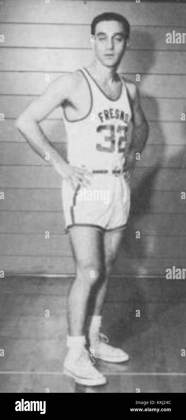 Jerry Tarkanian, entraîneur légendaire de basket-ball, figure dans l'annuaire de Fresno State 1954-55, marquant ses premières années d'entraînement avant son succès national. Banque D'Images