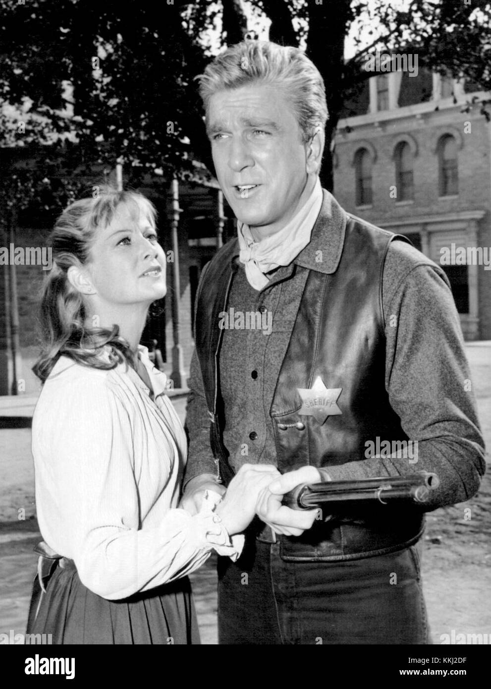 Les acteurs Leslie Nielsen et Nancy Malone sont apparus dans un épisode de la série télévisée Bonanza en 1967, contribuant à l'héritage de la série dans l'histoire classique de la télévision américaine. Banque D'Images