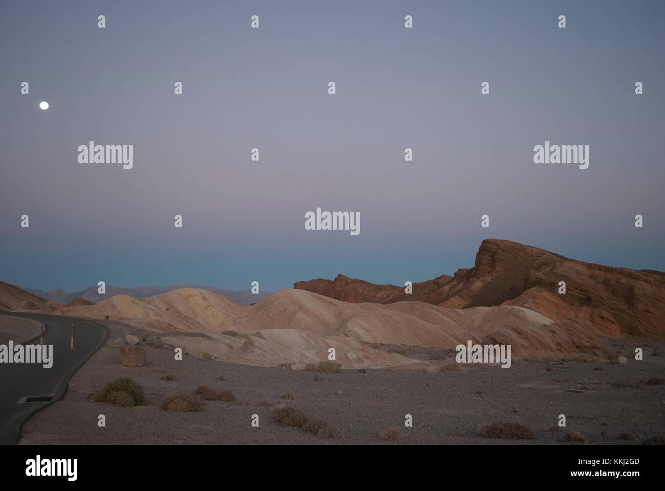 Paysage de montagne de nuit. couleurs pastel de tôt le matin Banque D'Images