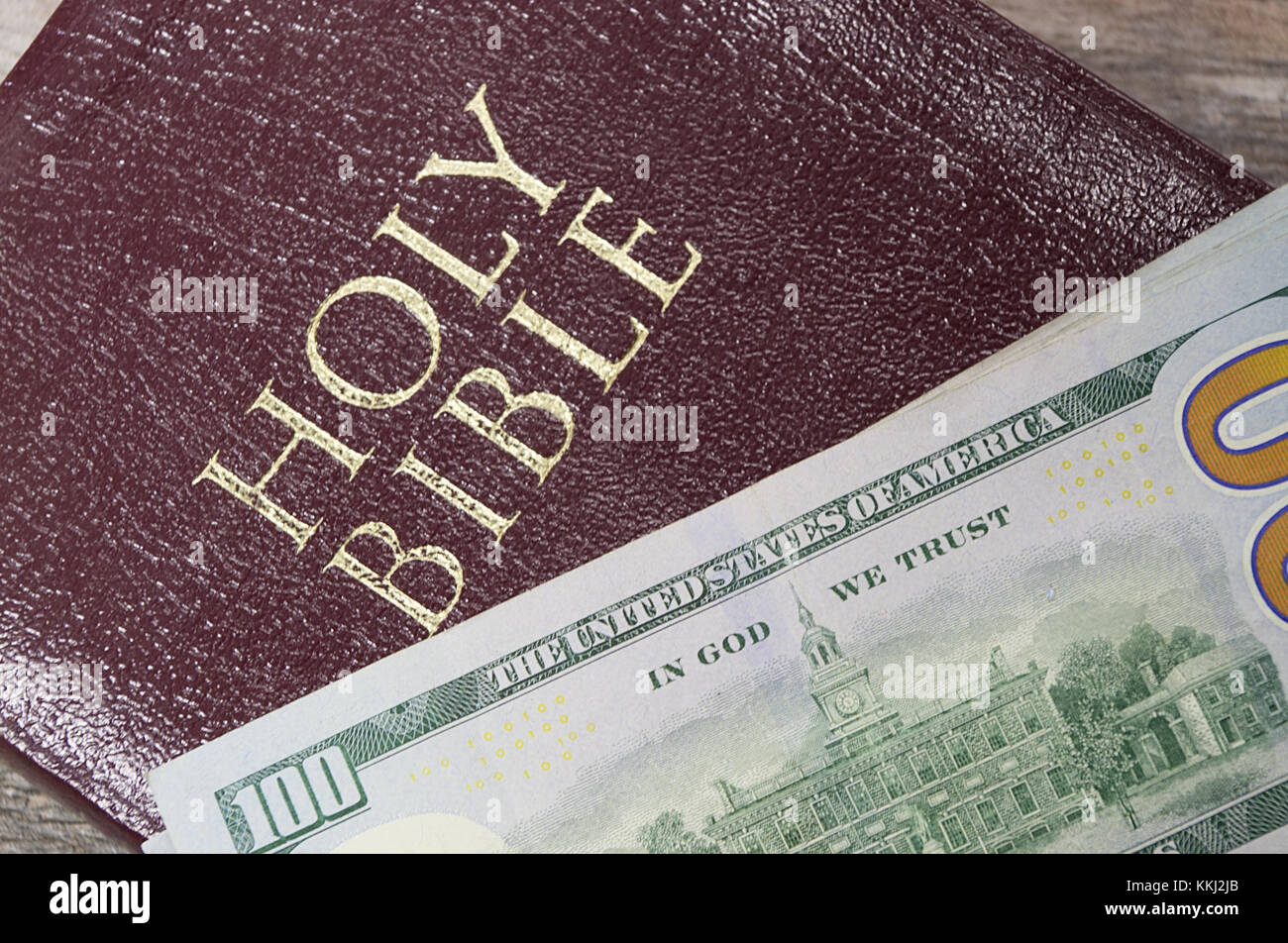 Bible avec une facture partielle de $!00 montrant dans God We Trust Banque D'Images