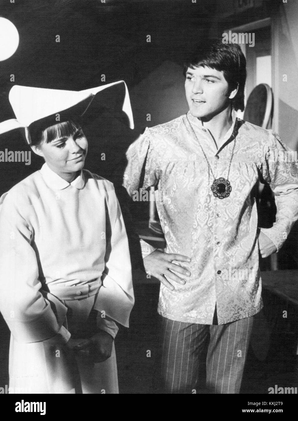 Sally Field et Paul Petersen ont joué dans la série télévisée de 1968 'The Flying Nun'. Le spectacle, un mélange de comédie et de drame, a gagné en popularité lors de sa diffusion. Banque D'Images
