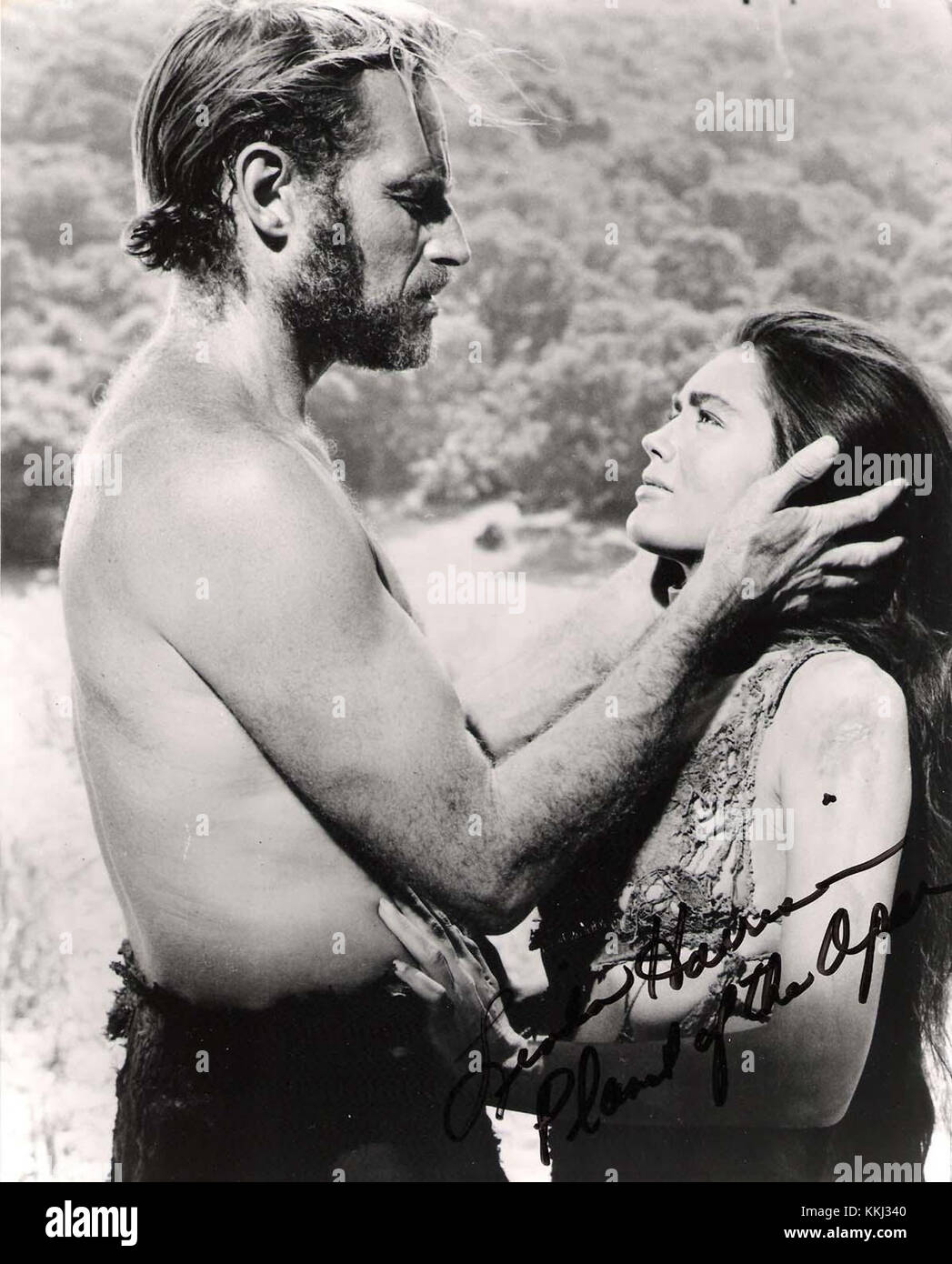 Heston et Harrison font référence à Charlton Heston et Roddy McDowall, acteurs célèbres pour leurs rôles dans le film de 1968 *Planet of the Apes*. Le film est emblématique dans le genre de science-fiction, se concentrant sur les thèmes des sociétés humaines et des singes et leurs conflits. Banque D'Images