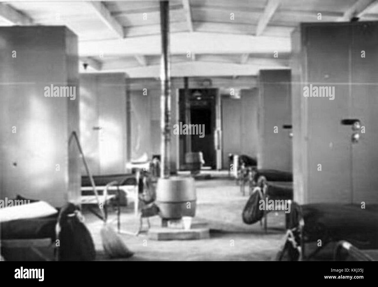 La caserne Alconbury site 5 de 1956, située à la RAF Alconbury, comprend des structures militaires historiques et un chauffage M41, offrant un aperçu des installations militaires de l'époque de la Guerre froide. Banque D'Images