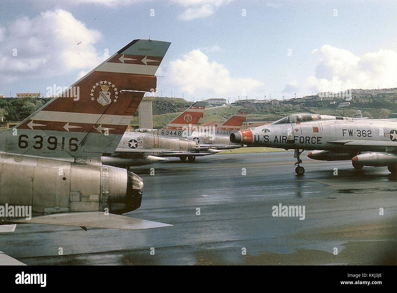 Le F-100 Super Sabre est un avion de chasse supersonique utilisé par l'United States Air Force. Ce modèle spécifique, le F-100s TDY, représente une version utilisée dans les affectations temporaires pendant son service. Banque D'Images