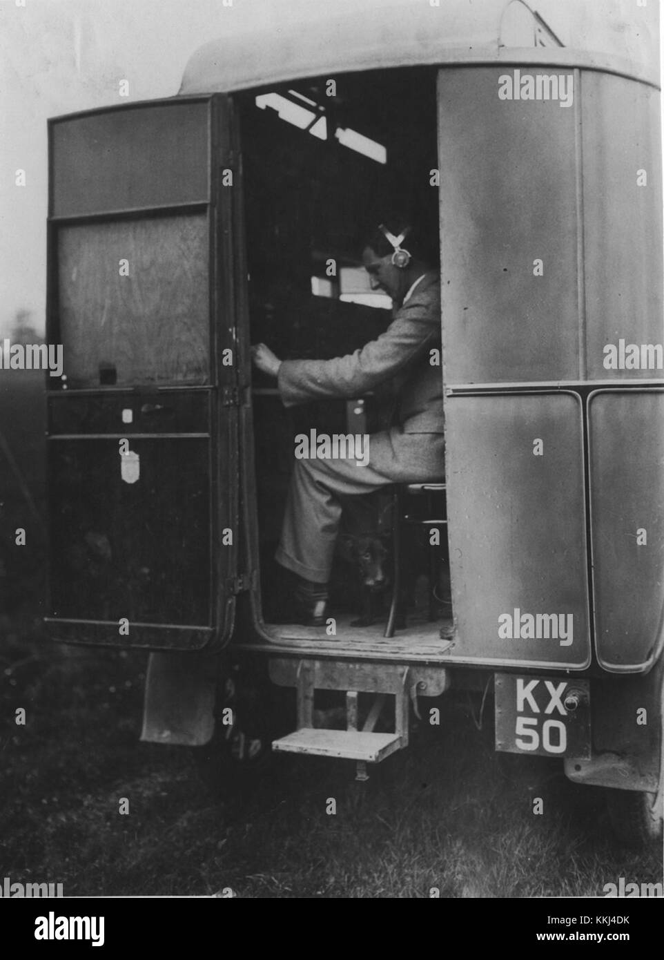 Jock Herd est présenté dans un van radio à Ditton Park, un endroit remarquable associé à des événements de diffusion. L’image souligne l’implication de Herd dans les médias radiophoniques et son lien avec le monde de la radiodiffusion. Banque D'Images