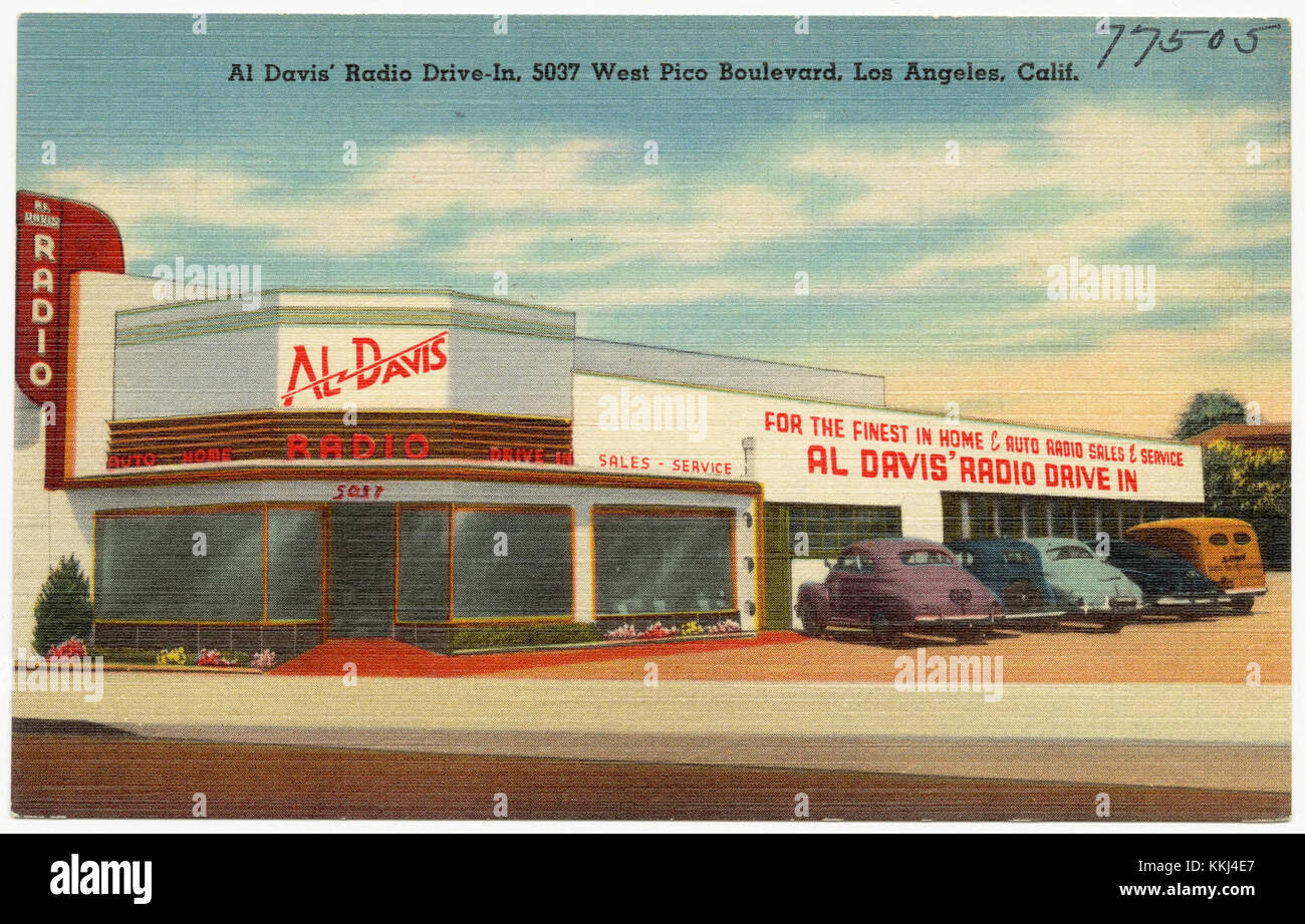 Al Davis' Radio Drive-In, situé sur West Pico Boulevard à Los Angeles, en Californie, est un établissement remarquable connu pour son expérience classique du drive-in américain. Il offre une atmosphère unique qui mélange la culture américaine et la restauration rapide. Banque D'Images