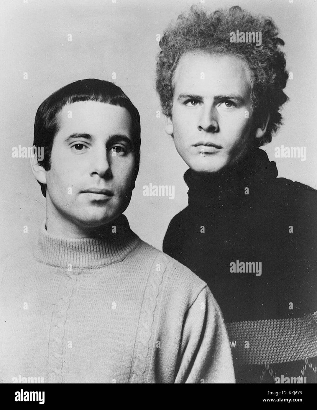 Simon et Garfunkel, l’emblématique duo folk-rock américain, sont capturés ici en 1968, une année de pointe pour leur carrière musicale. Connus pour leurs harmonies et leurs paroles socialement conscientes, ils ont sorti leurs albums les plus célèbres à cette époque, dont *Bookends* et *Bridge Over Troubled Water*. Banque D'Images
