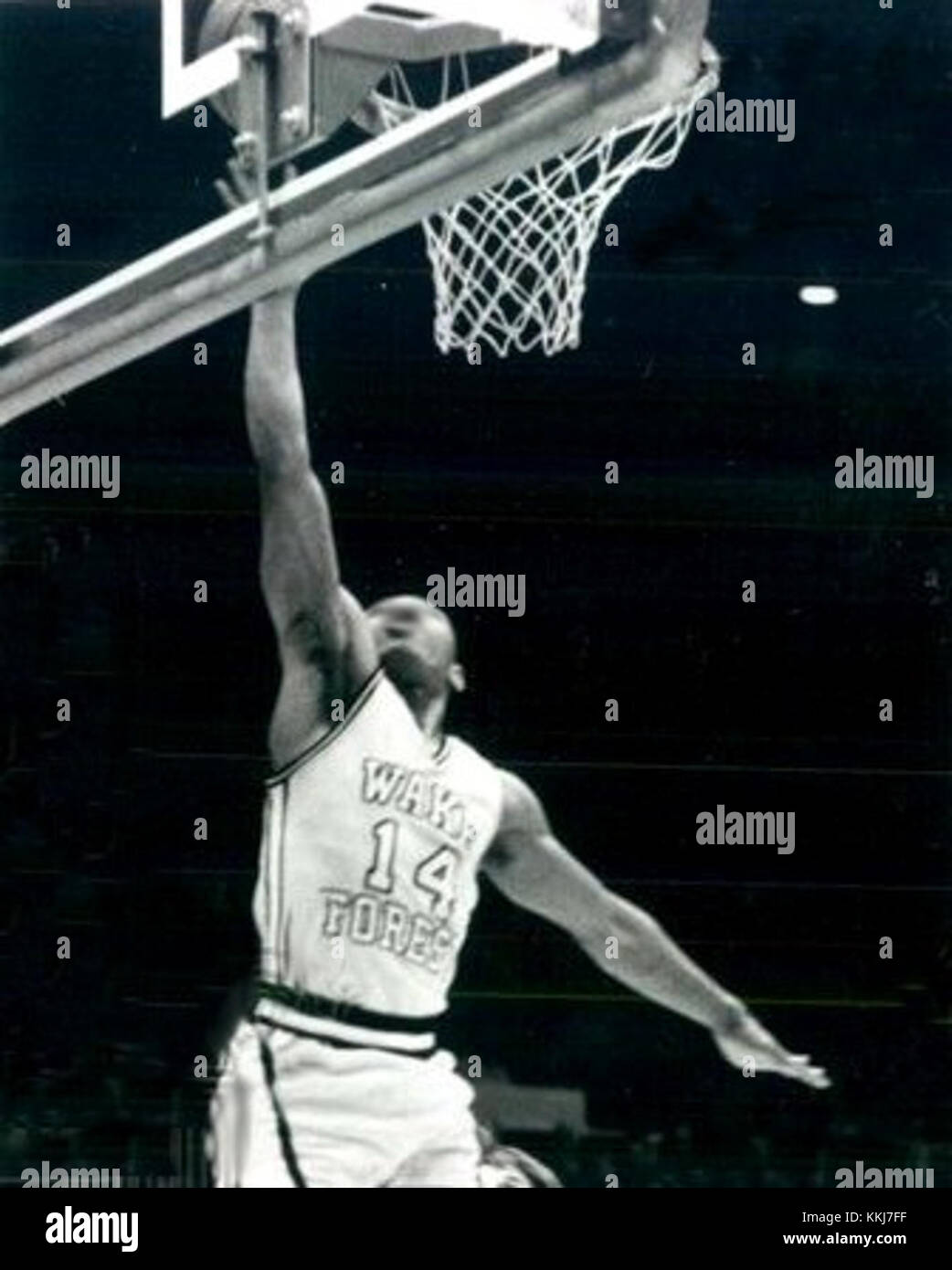 Tyrone bogues, un joueur remarquable pour Wake Forest en 1985, est connu pour sa remarquable carrière dans le basket-ball, notamment sa taille et sa vitesse, qui sont devenus des éléments clés de son succès ultérieur en NBA. Banque D'Images