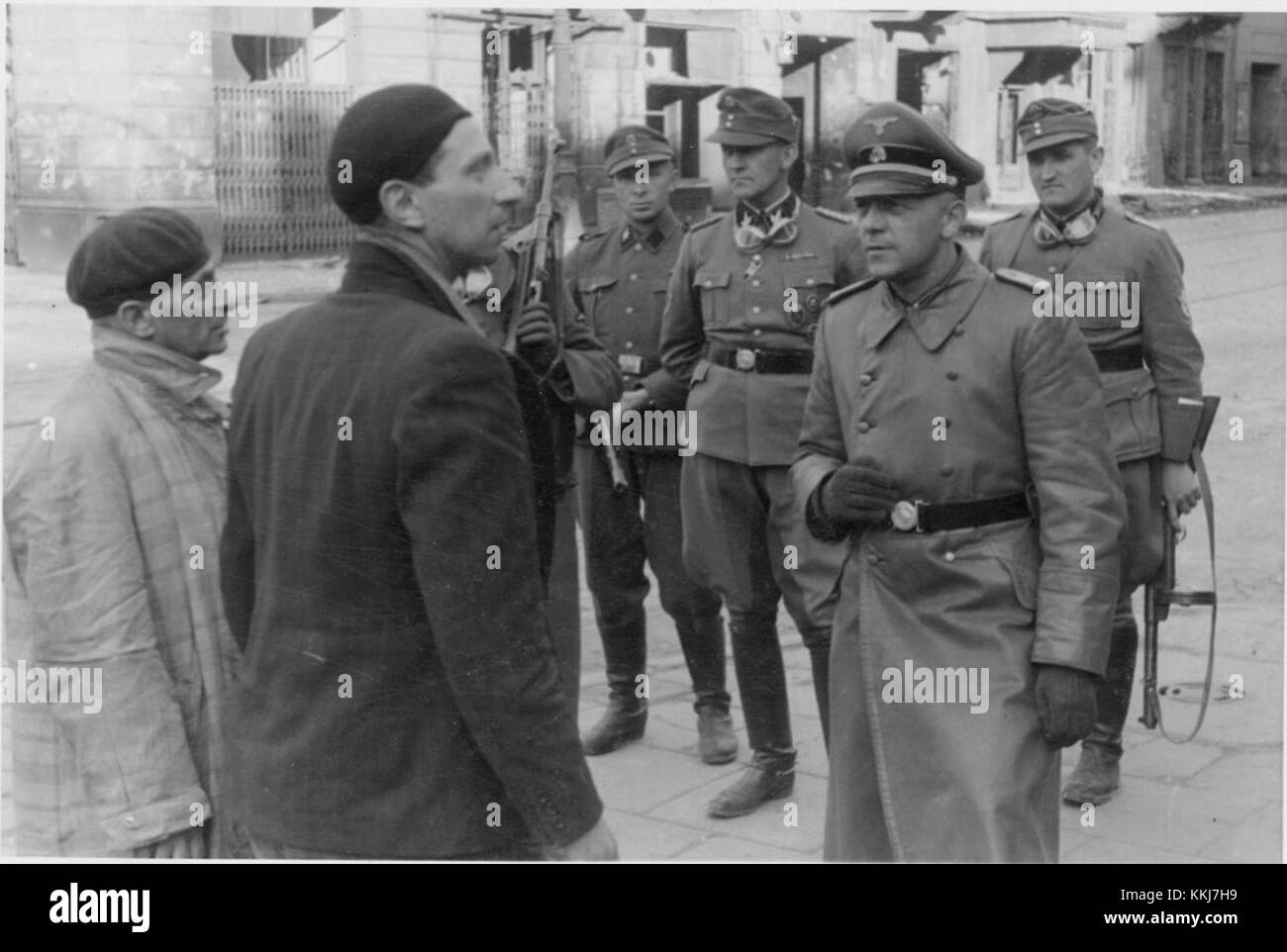 Le rapport Stroop documente la répression nazie du soulèvement du ghetto de Varsovie en 1943. Ce document historique fait partie d'une plus grande collection de documents de l'époque de la seconde Guerre mondiale, mettant l'accent sur les crimes de guerre de l'axe et leur poursuite. Banque D'Images