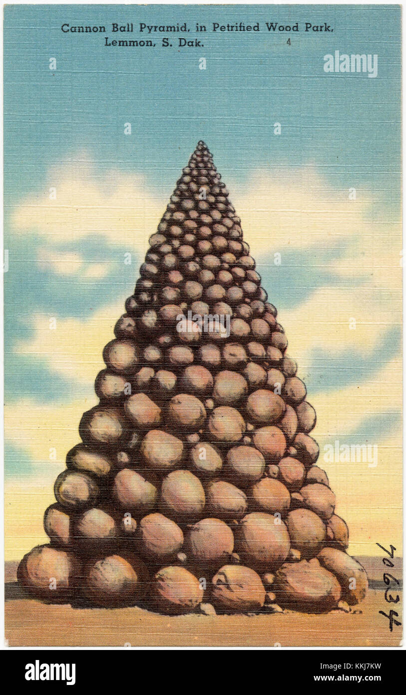 La Cannon Ball Pyramid dans Petrified Wood Park, situé à Lemmon, Dakota du Sud, est une formation rocheuse naturelle en forme de pyramide. Le parc est connu pour ses spécimens de bois pétrifiés uniques et ses caractéristiques géologiques. Banque D'Images