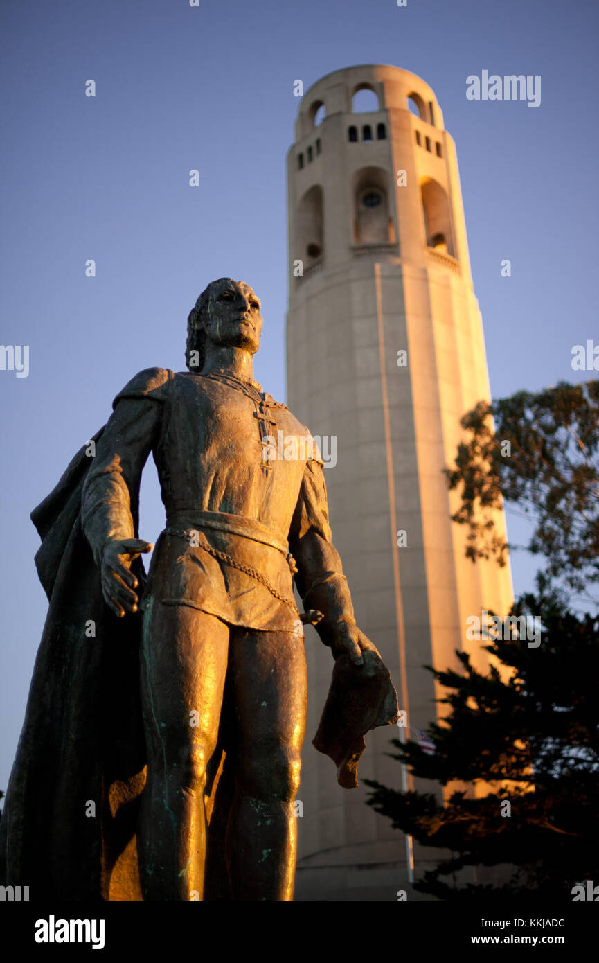 La Coit Memorial Tower, située à San Francisco, est un monument historique et un symbole de la résilience de la ville. Il offre une vue panoramique sur la ville et rend hommage aux pompiers du tremblement de terre de 1906. Banque D'Images