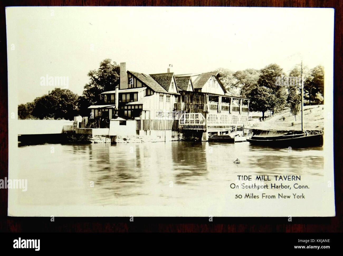 Le Tide Mill Tavern, situé à Fairfield, Connecticut, est un restaurant historique connu pour son architecture de style colonial et sa présence de longue date dans la communauté locale. Il sert de lieu de rassemblement pour les habitants et les touristes. Banque D'Images