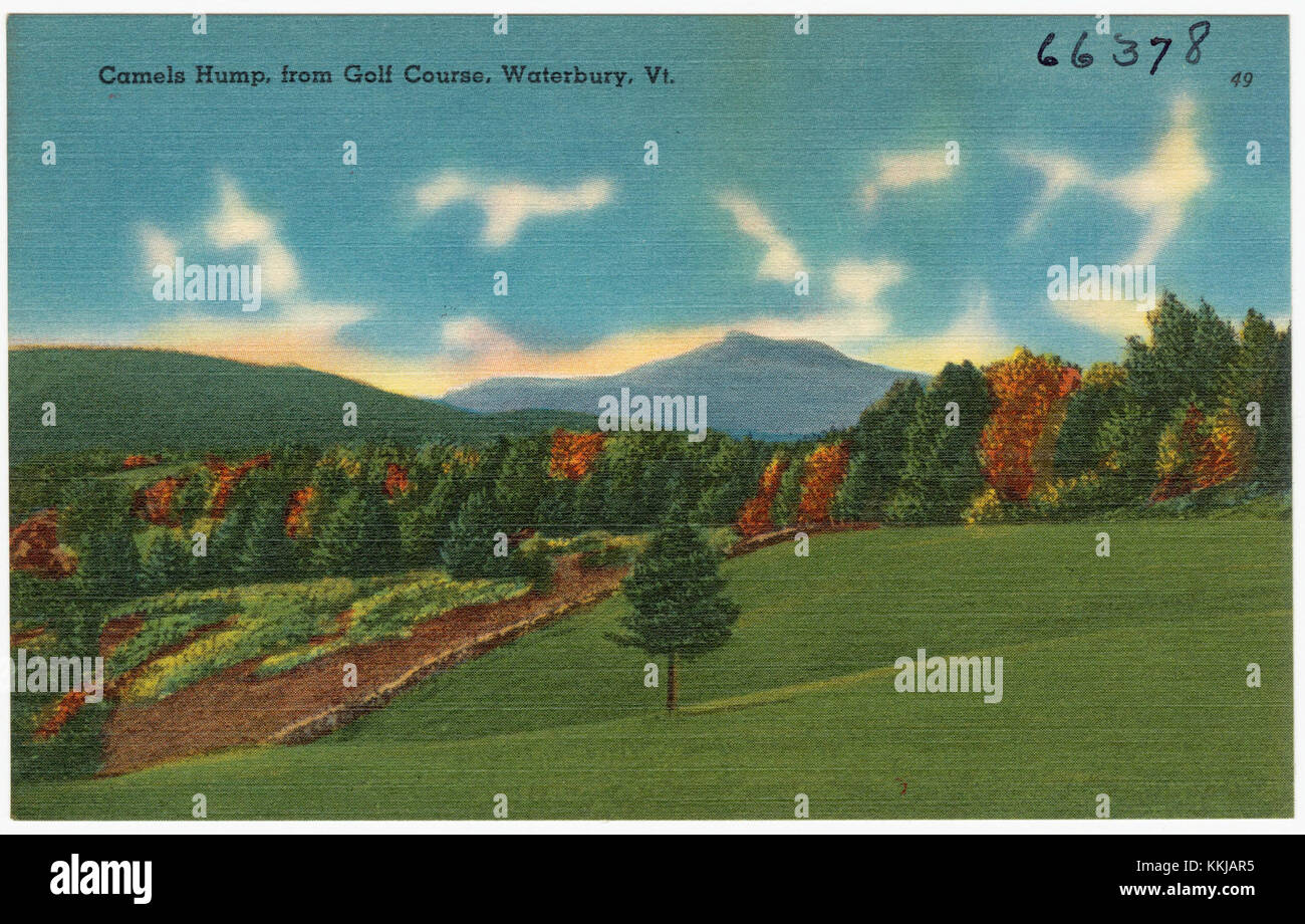 Cette vue de Camels Hump, capturée depuis un terrain de golf à Waterbury, Vermont, offre un panorama époustouflant sur la montagne emblématique. Connu pour sa forme distinctive, Camels Hump est un élément important dans les montagnes vertes du Vermont. Banque D'Images