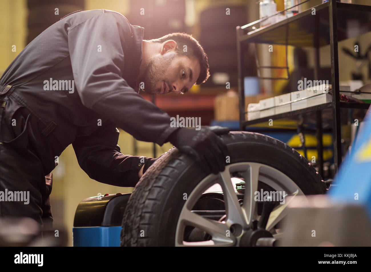 L'équilibrage de roue mécanique automobile voiture à l'atelier Banque D'Images