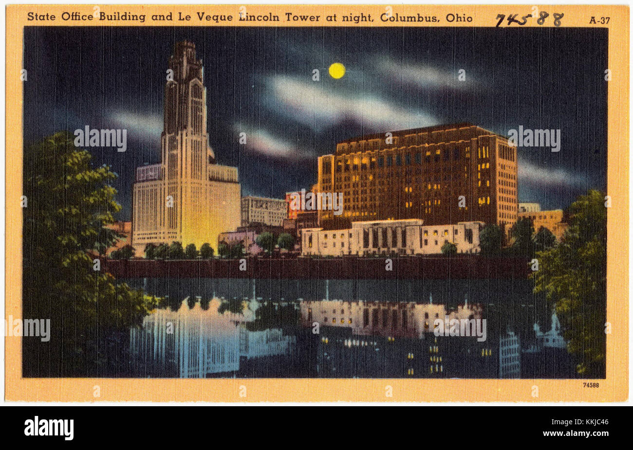 Le State Office Building et la Leveque Lincoln Tower à Columbus, Ohio, sont illuminés la nuit, mettant en valeur les monuments architecturaux du cityÂ€™s. Ces bâtiments sont des éléments clés de l'horizon et représentent des styles architecturaux importants de la ville. Banque D'Images