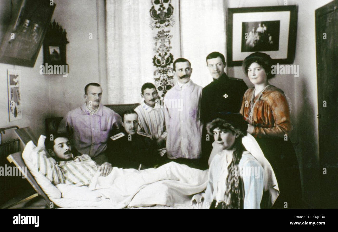 En 1915-1916, les filles du tsar Nicolas II, Anastasia et Maria Romanov, ont rendu visite à des soldats blessés pendant la première Guerre mondiale. Les photographies, prises par Nicolas II ou ses associés, sont des documents historiques importants de l'implication de la famille royale dans la charité en temps de guerre. Banque D'Images