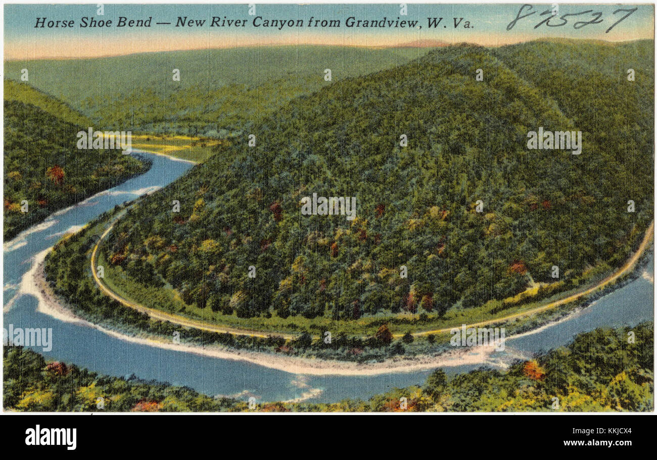Cette image capture le paysage spectaculaire de Horse Shoe Bend à New River Canyon, en Virginie occidentale. Il met en valeur la forme distinctive du coude de la rivière et les caractéristiques géologiques environnantes. Banque D'Images