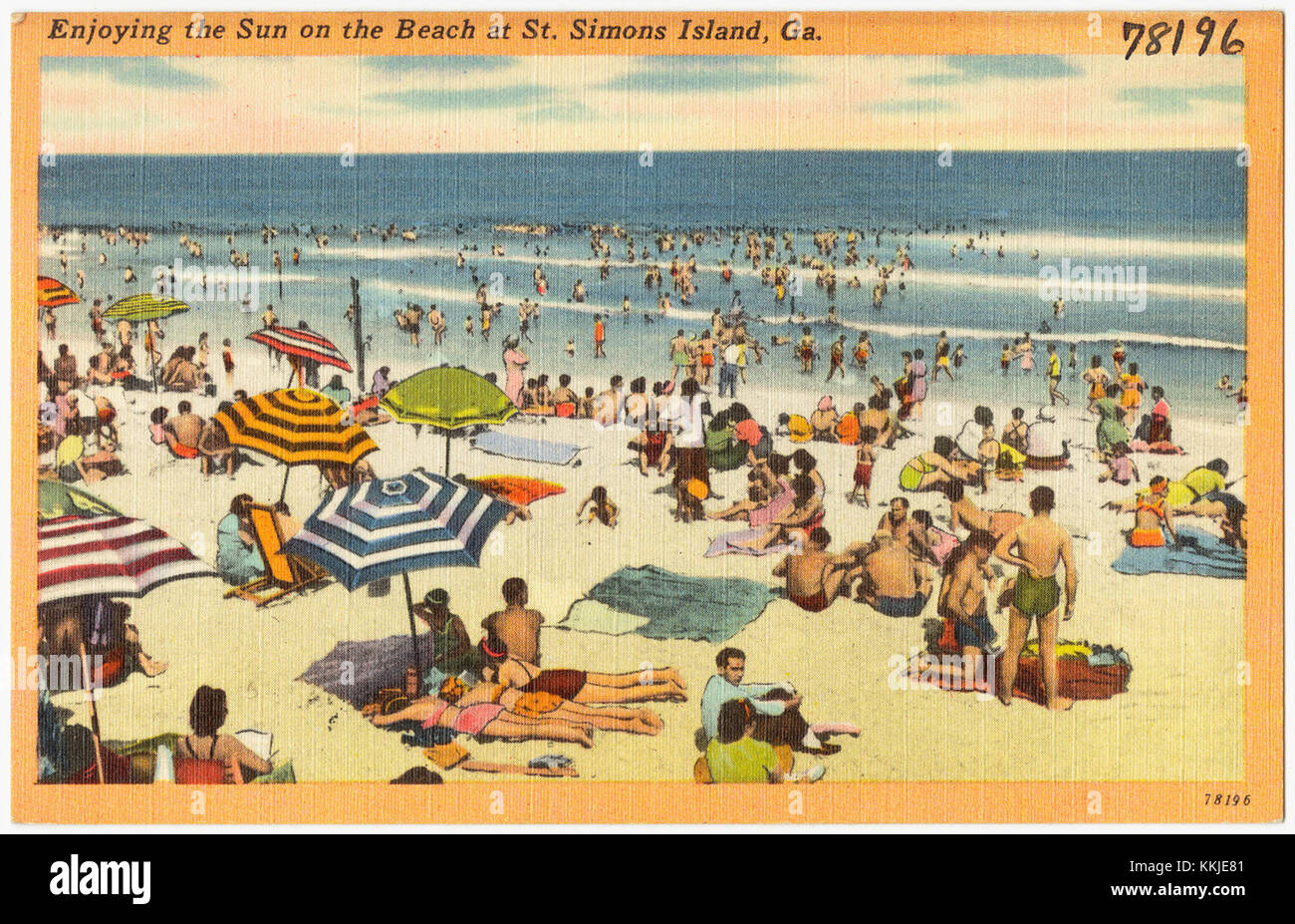 Une journée ensoleillée à la plage à l’île de produits Simons en Géorgie, capturant les visiteurs se relaxant et profitant de l’environnement côtier. L'image met en évidence l'atmosphère tranquille de la destination touristique populaire. Banque D'Images