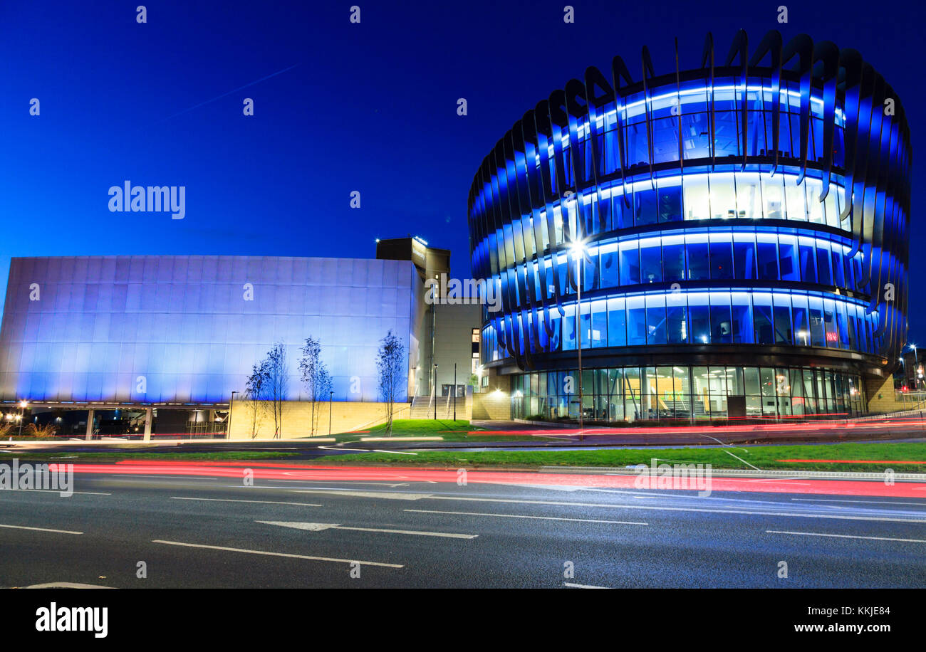 Le bâtiment, partie d'Oastler Huddersfield University, juste avant l'aube. Banque D'Images