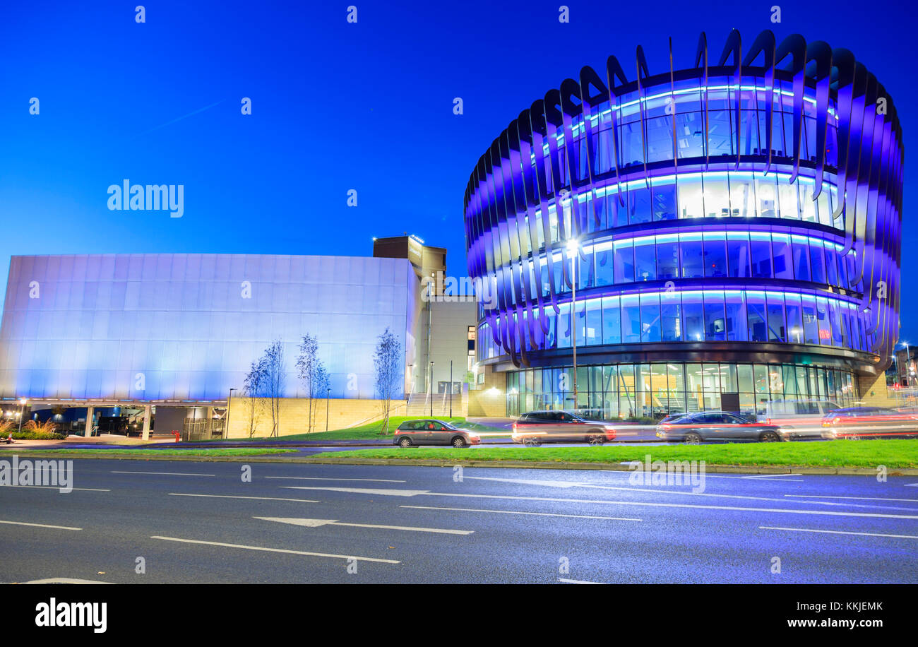 Le bâtiment, partie d'Oastler Huddersfield University, juste avant l'aube. Banque D'Images