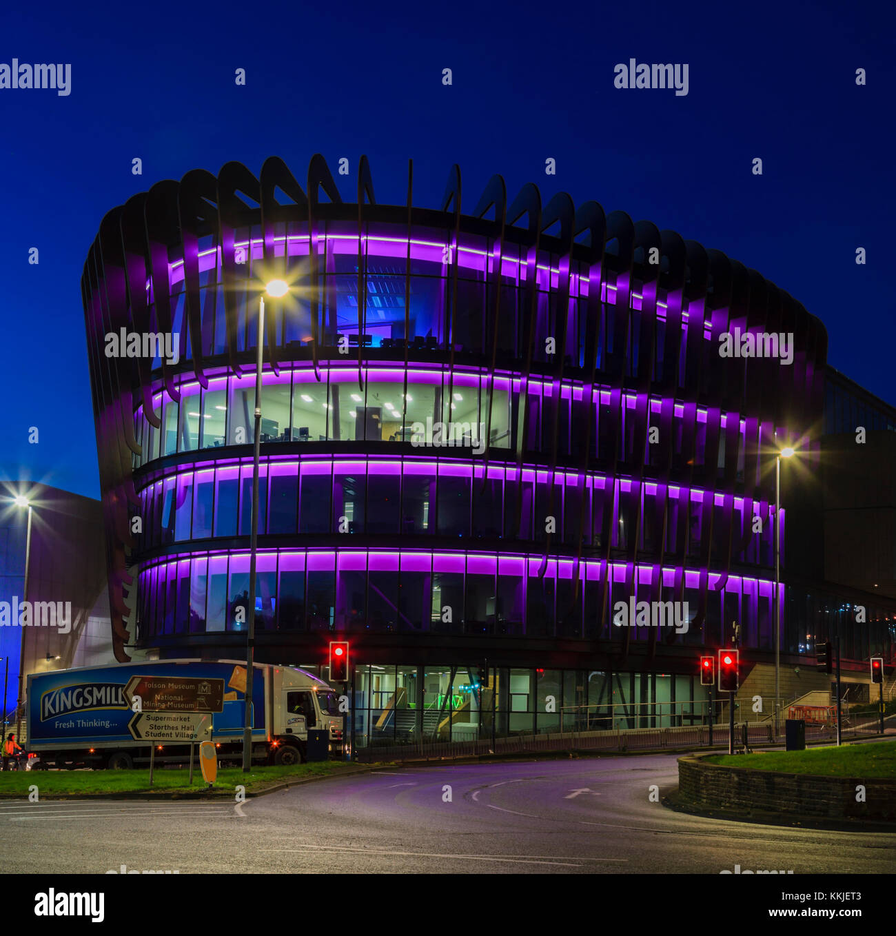 Le bâtiment, partie d'Oastler Huddersfield University, juste avant l'aube. Banque D'Images