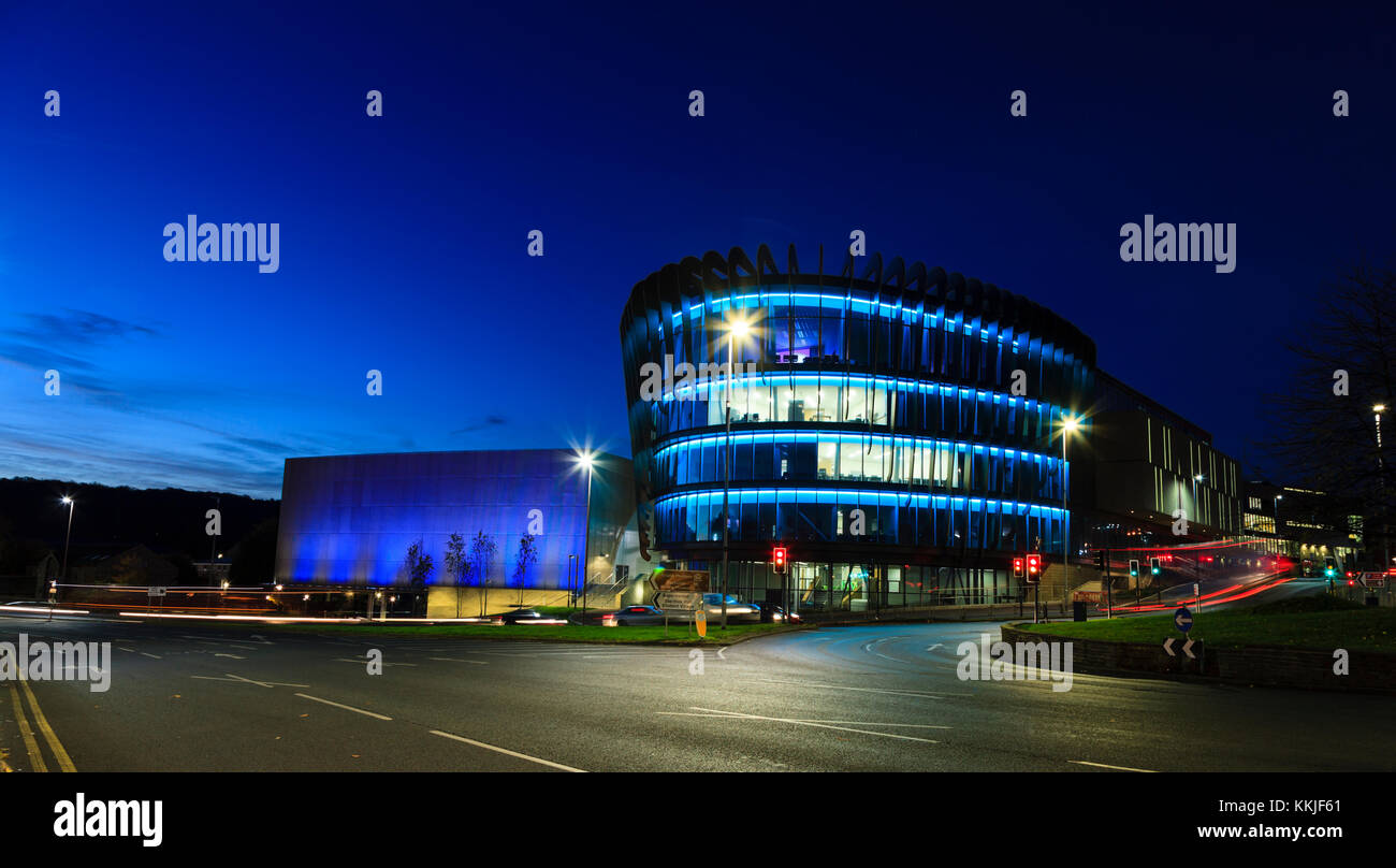 Le bâtiment, partie d'Oastler Huddersfield University, juste avant l'aube. Banque D'Images