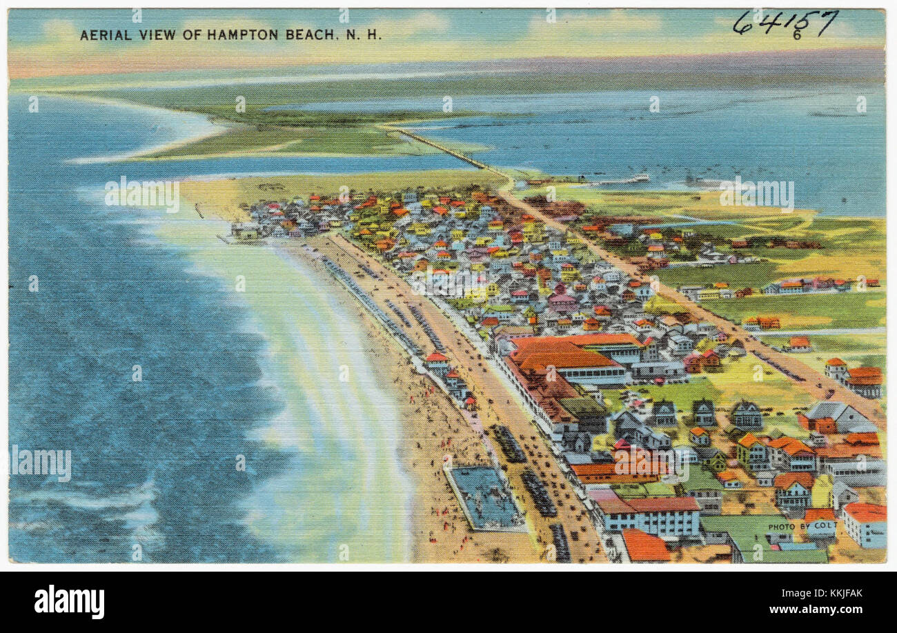 Cette image aérienne montre Hampton Beach, New Hampshire, mettant en évidence son littoral, ses rives sablonneuses et ses environs. La vue comprend l'océan Atlantique et les développements en bord de mer, offrant une vue d'ensemble de la destination touristique populaire. Banque D'Images