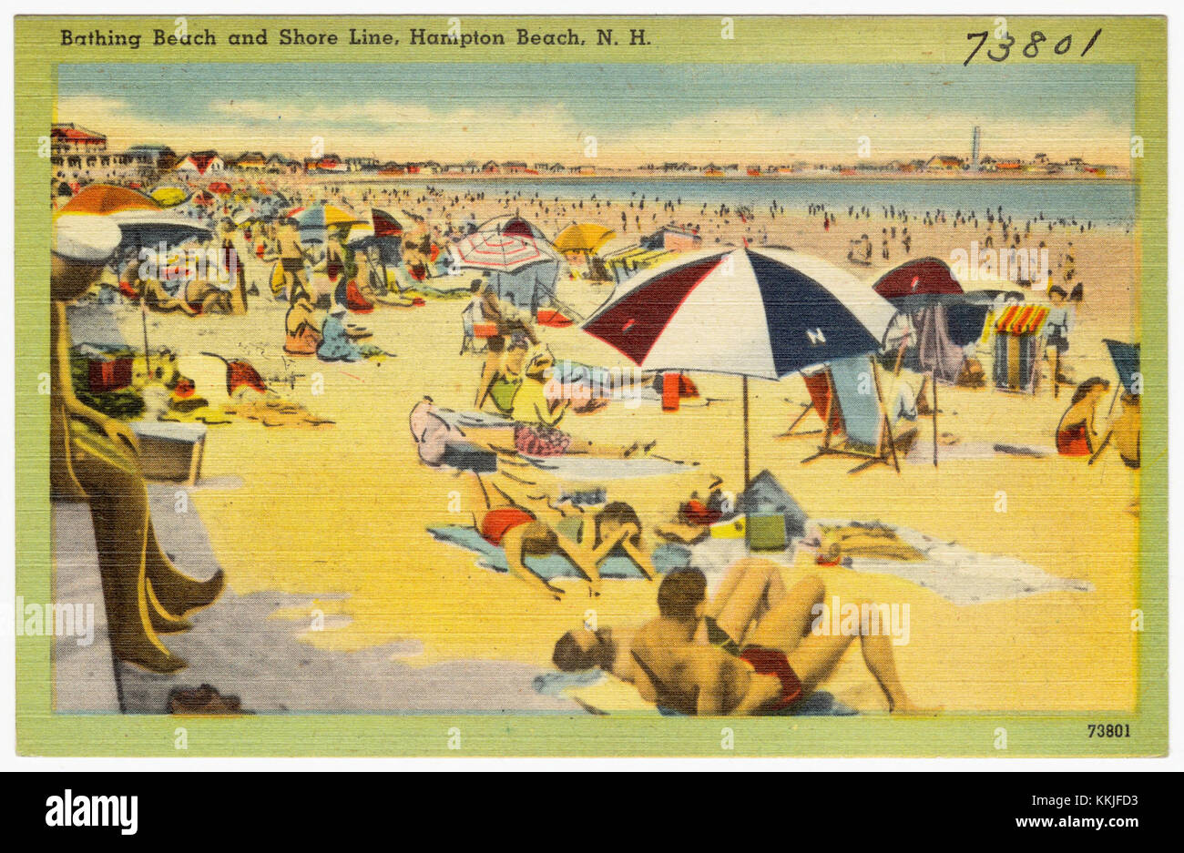 Une vue de Hampton Beach, New Hampshire, montrant une plage de baignade avec des gens et le rivage. L'image capture le sable, l'océan et les amateurs de plage typiques. La plage est une destination populaire pour les touristes, avec un littoral propre et sablonneux et des eaux claires. Banque D'Images