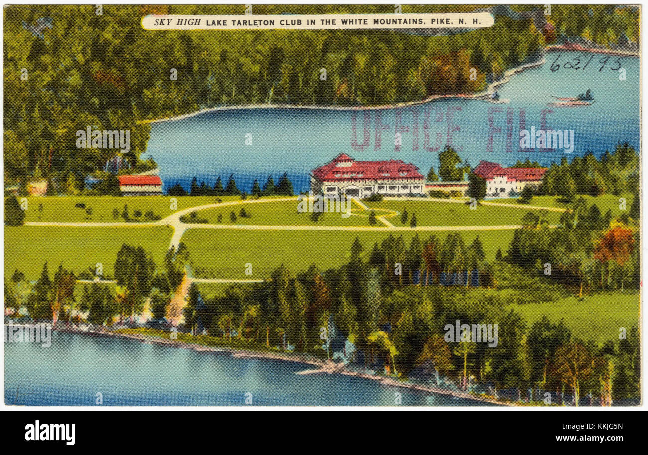 Sky High Lake Tarleton Club est une installation de loisirs située dans les White Mountains du New Hampshire, offrant des vues panoramiques et des activités de plein air. Il est situé dans une région connue pour sa beauté naturelle et ses loisirs de plein air. Banque D'Images