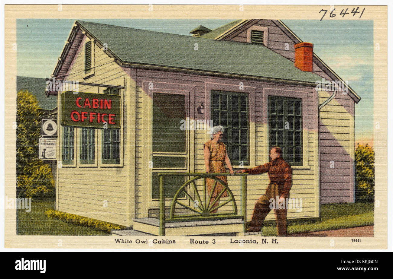 White Owl Cabin, situé le long de la route US 3 à Laconia, New Hampshire, est une structure historique connue pour son architecture rustique et son cadre pittoresque. C'est un point d'intérêt notable pour les voyageurs de la région, offrant un aperçu de l'architecture routière du début du XXe siècle dans la région de la Nouvelle-Angleterre. Banque D'Images