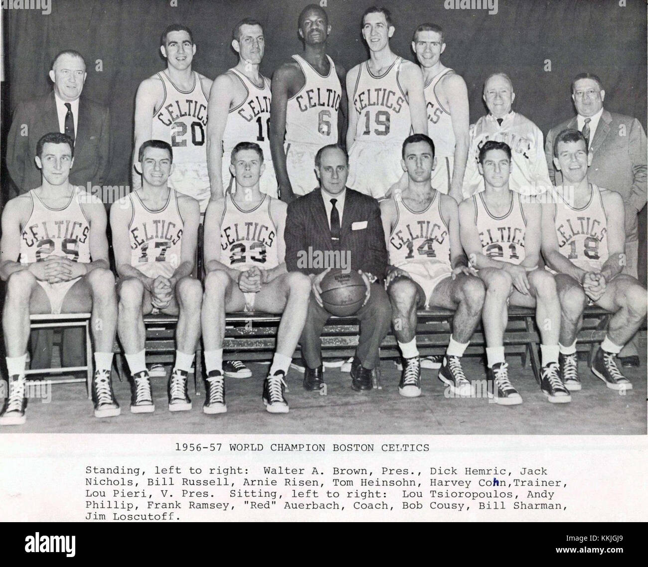 L'équipe des Celtics de Boston de 1956-57 est connue pour son rôle central dans les premières années de la NBA. C'est la saison qui a vu le premier championnat du teamâ€™ gagner, marquant le début de leur histoire riche en basket-ball professionnel. Banque D'Images
